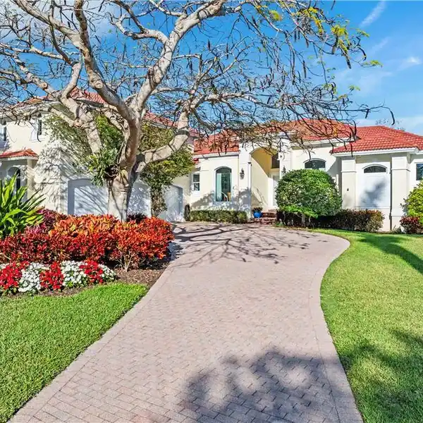 THE PERFECT BLEND OF COASTAL LIVING AND MODERN COMFORT