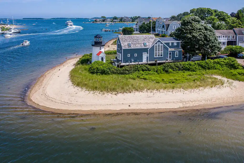 Remarkable Harbor-front Residence