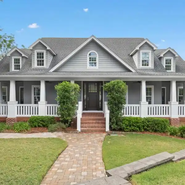 DISTINCTIVE POOL HOME IN HERITAGE OAKS