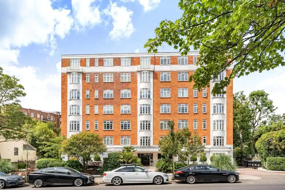 Third Floor Flat in a Prestigious Building