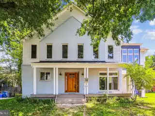 Contemporary Home in the Heart of Desirable Parkwood