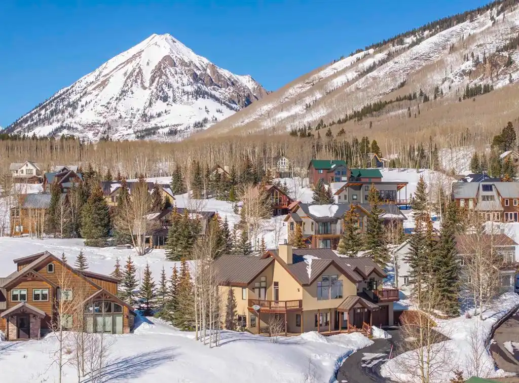 Mountain Retreat in Sought-after Meridian Lake Park