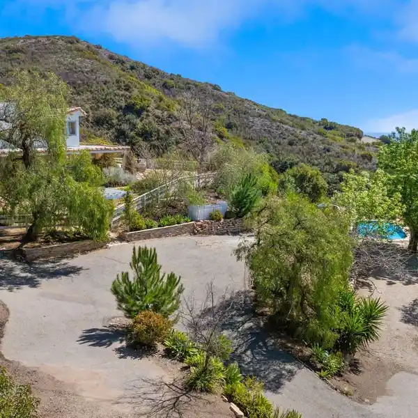 SIX-ACRE OCEAN VIEW RANCH RETREAT IN CENTRAL MALIBU