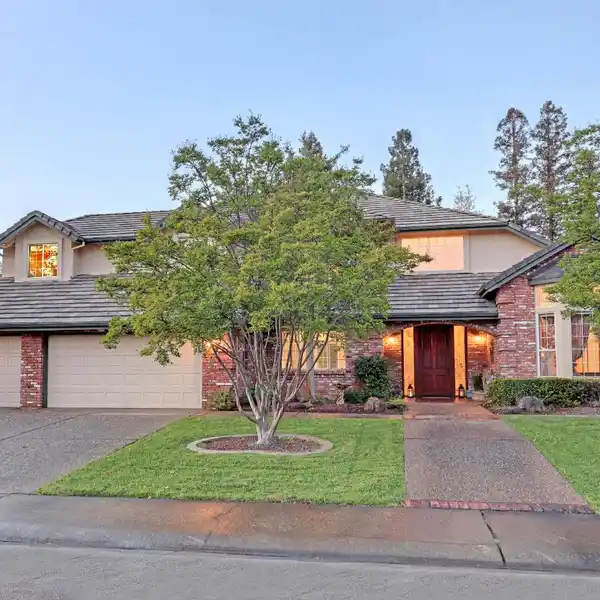 LIGHT-FILLED HOME ON QUIET CUL-DE-SAC