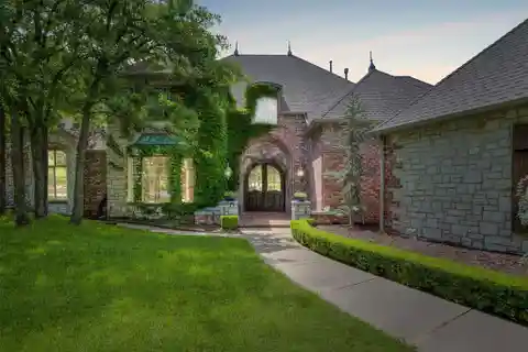 Exquisite Golf Course Residence in Fairfax Estates