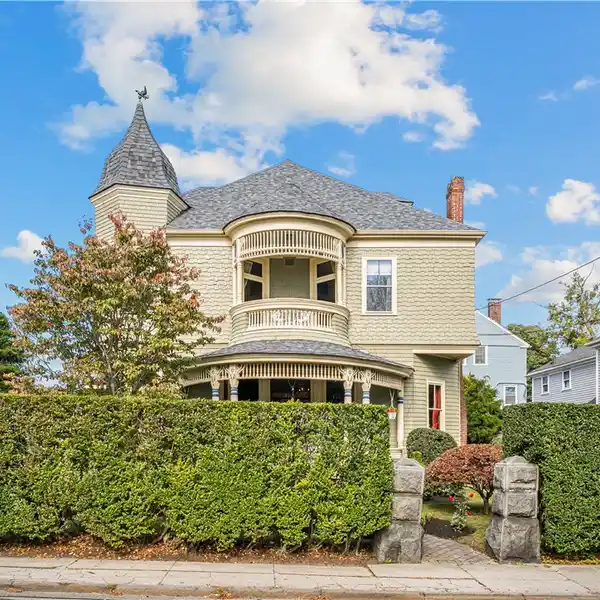 STATELY QUEEN ANNE STYLE HOME ONCE PART OF THE HAWKHURST ESTATE