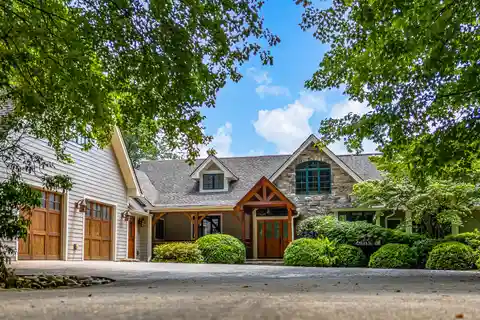 Timeless Mountain Charm on Pristine Eagle Lake