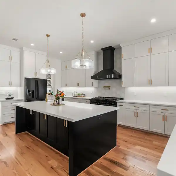LUXURY RESIDENCE IN TIMBERGROVE MANOR