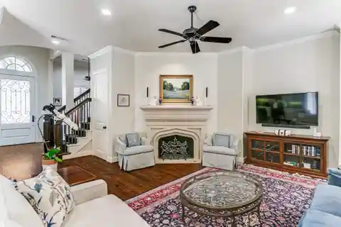 Beautiful Transitional Home in Prestigious Lake Forest