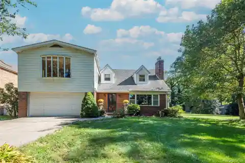 Rare Country-Style Living on a Quiet, Tree-Lined Road