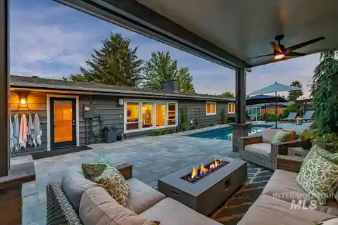 Beautifully Renovated Home Blending Luxury and Comfort
