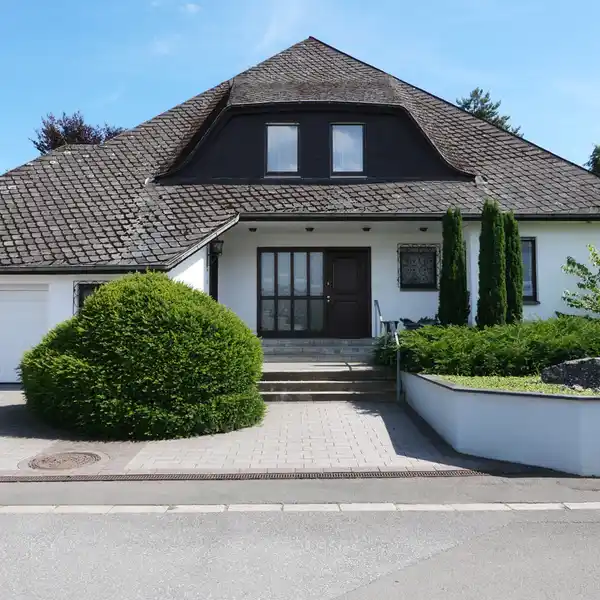 REPRESENTATIVE VILLA ESTATE IN A PROMINENT SOUTHERN CITY LOCATION