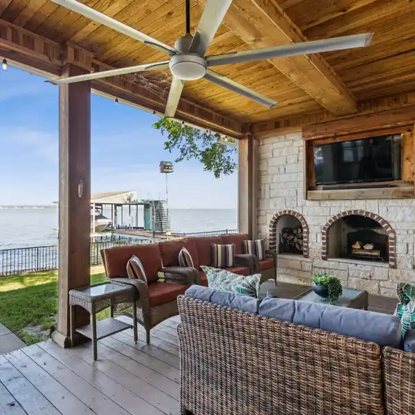 STUNNING LAKESIDE HOME WITH PICTURESQUE SUNSETS