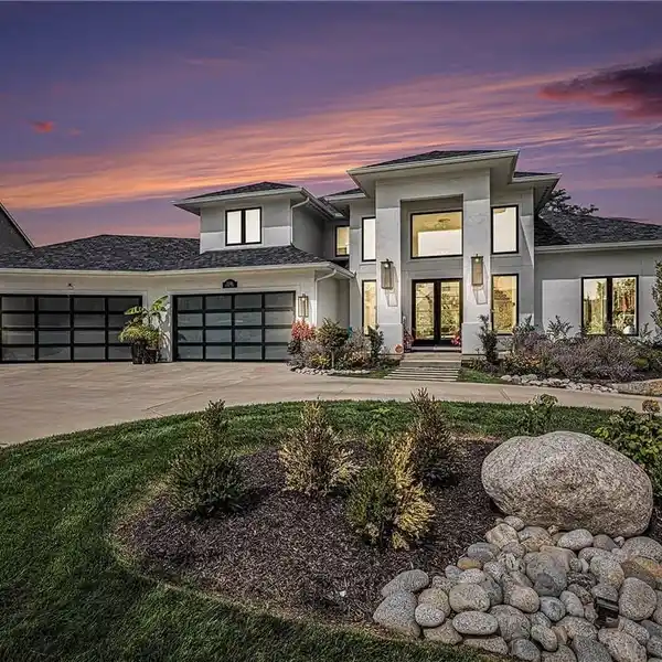 NEARLY NEW TIMBER ROCK HOME IN A LEAGUE OF ITS OWN