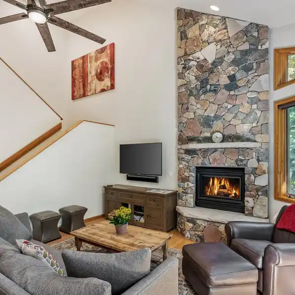 BEAUTIFUL TOWNHOME IN THE DESIRABLE LIONS RIDGE AREA