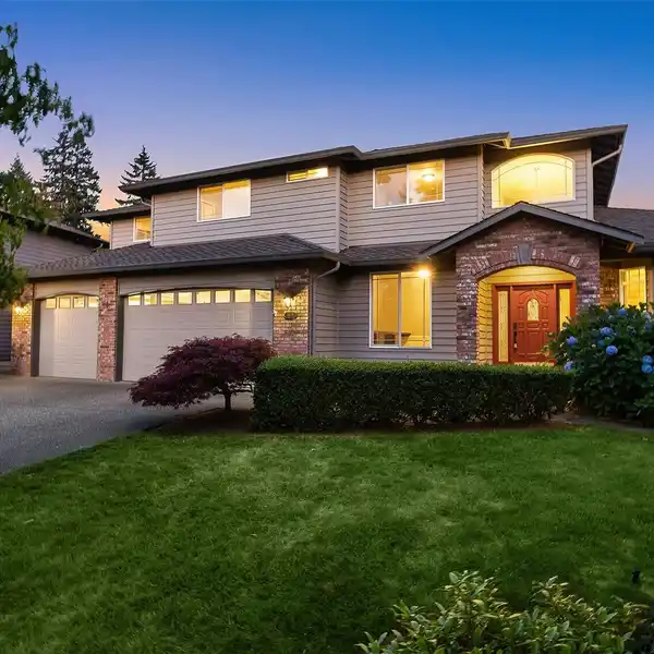 SPACIOUS LIGHT-FILLED HOME IN THE APPLE TREE COMMUNITY