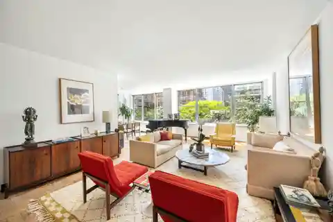 Spacious Corner Unit on the Upper East Side
