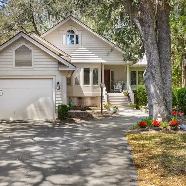 \BEAUTIFULLY MAINTAINED HOME IN CAROLINA PLACE