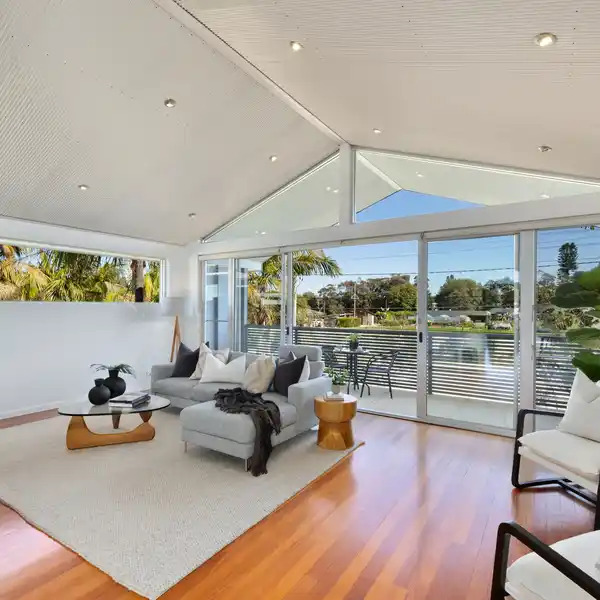 LUXURIOUSLY LIVEABLE COASTAL ENTERTAINER