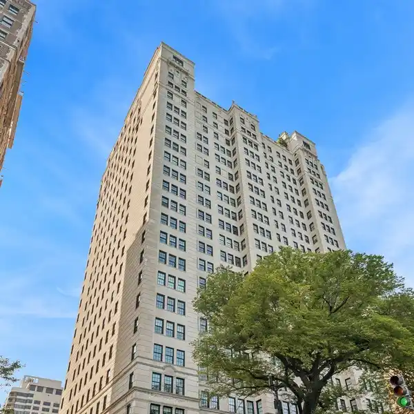 EXPANSIVE CITY HOME WITH A BRILLIANT LAYOUT