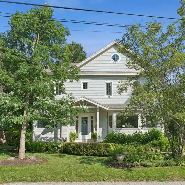 WELL-LOVED CLASSIC CLOSE TO THE COAST