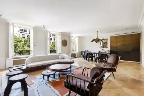 Prestigious Apartment in a Freestone Building