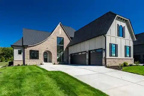 Stunning Modern Home in Gated Holliday Farms