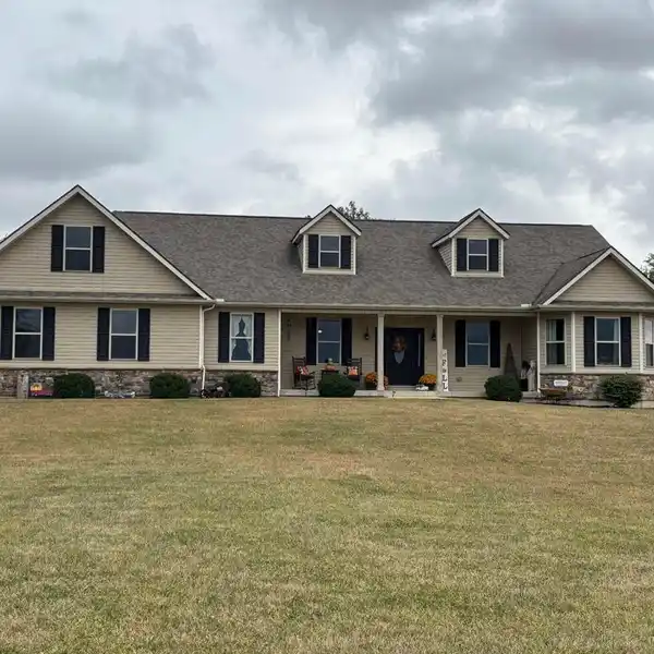 PRIVATE COUNTRY LIVING IN A BEAUTIFUL CUSTOM HOME