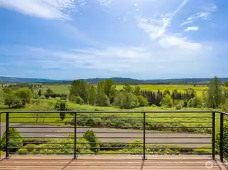 Beautifully Remodeled Daylight Rambler