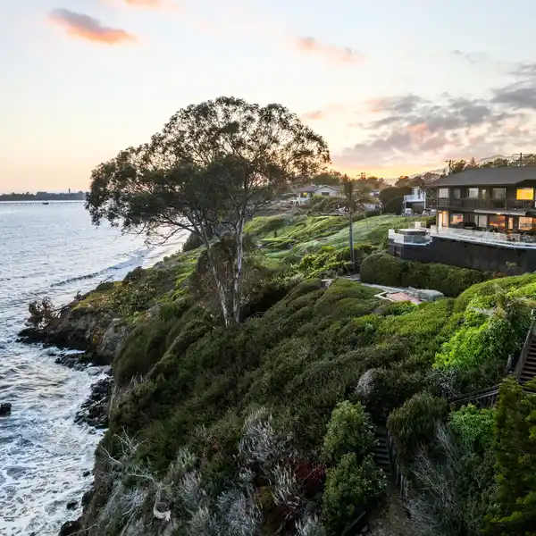 ICONIC MID-CENTURY HOME ABOVE THE PACIFIC