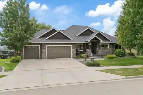 Luxury and Comfort on the Desirable 5 Mile Bluff