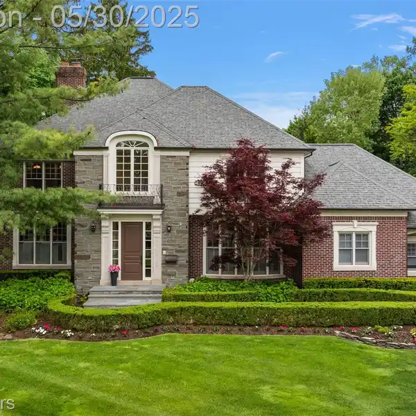 SPACIOUS ESTATE WITH FLEXIBLE FLOOR PLAN