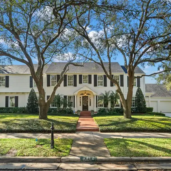 BEAUTIFULLY UPDATED GOLFVIEW ESTATE