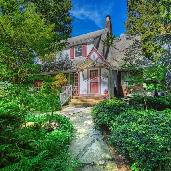 UNIQUE OPPORTUNITY IN GREAT NECK ESTATES