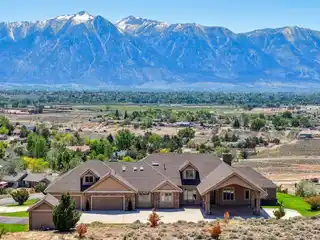 Panoramic Mountain Views on Private 5-acre Estate