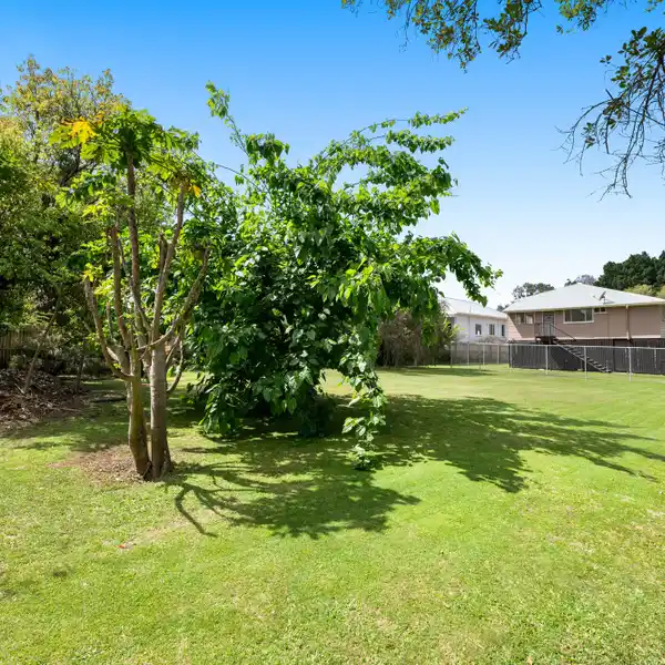 LARGE QUEENSLANDER HOUSE