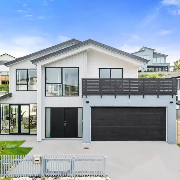 LUXURY COASTAL HAVEN STEPS FROM LONG BAY BEACH