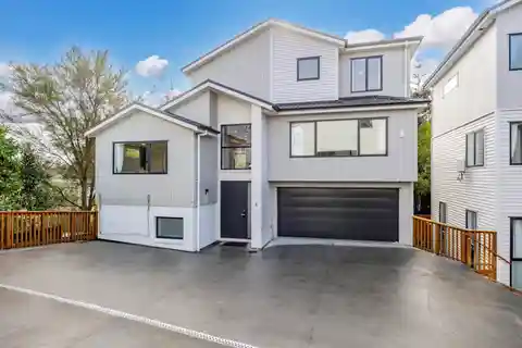 Nearly New Luxury Residence in an Esteemed Enclave