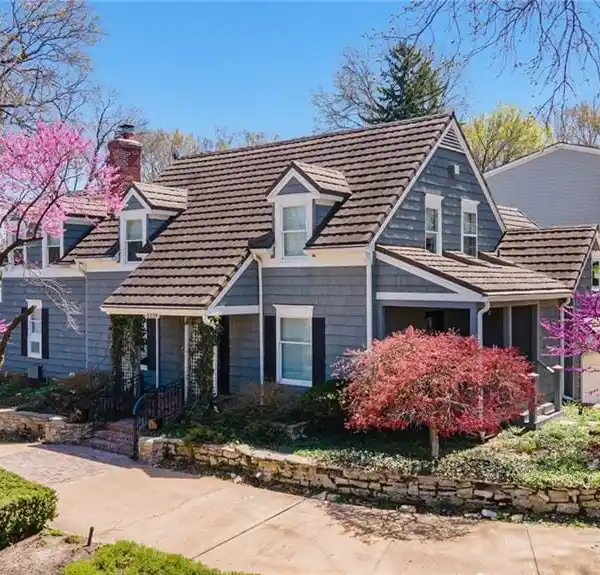 BEAUTIFULLY RENOVATED CHARMER