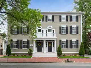 Stylish Townhouse Steps from Downtown