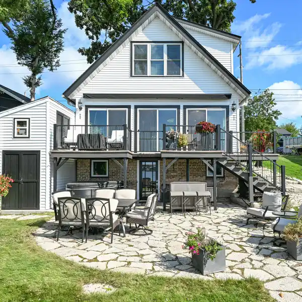 LAKEFRONT LIVING AT ITS FINEST