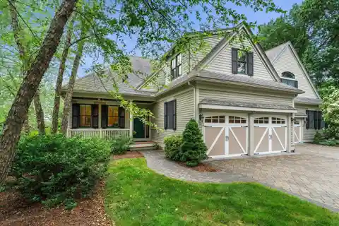 Dramatic and Highly Desirable End Unit