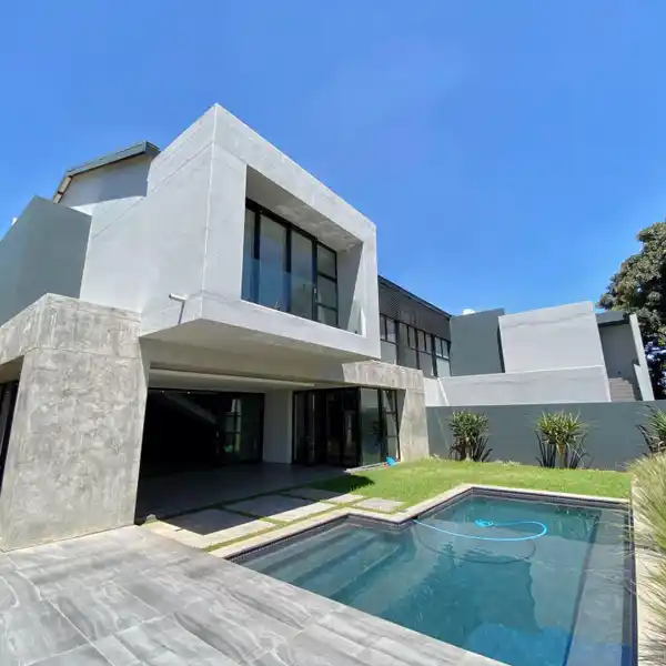 EXPANSIVE CONTEMPORARY FAMILY RESIDENCE
