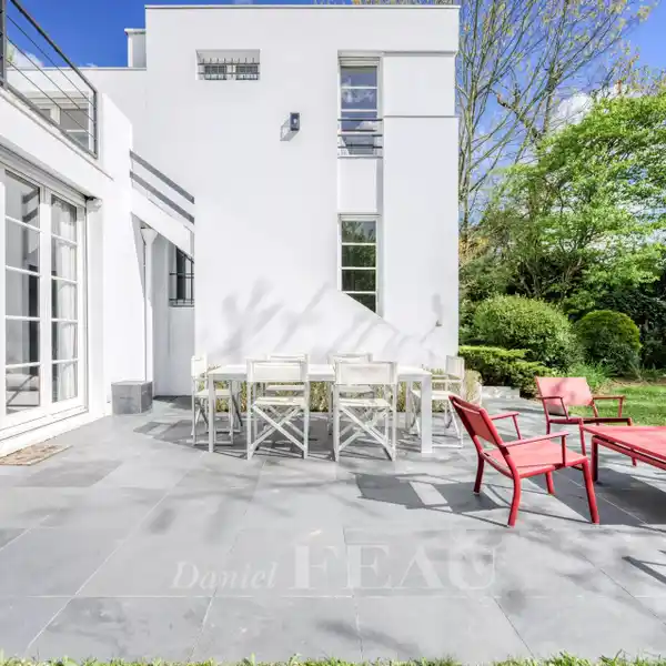 ELEGANT 1930S PROPERTY