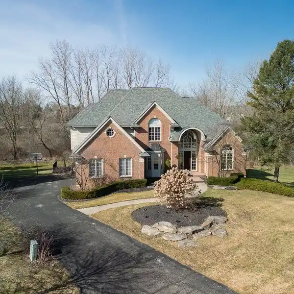 GRAND COLONIAL IN CENTURY OAK