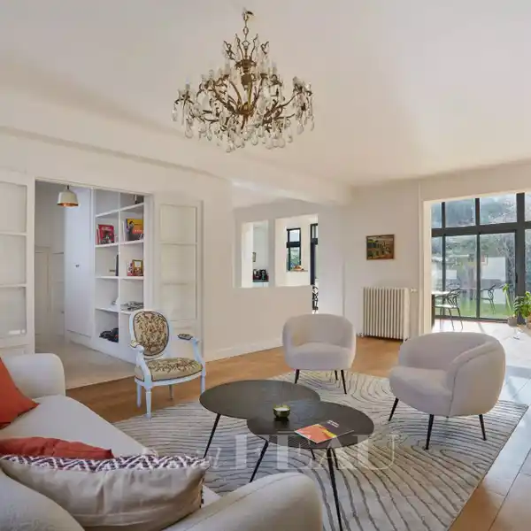 RENOVATED MID-20TH CENTURY PROPERTY WITH GARDEN
