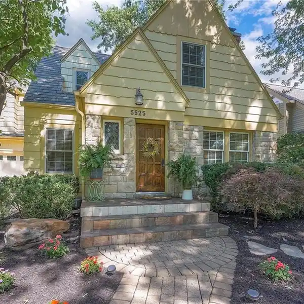 SPACIOUS HOME IN THE SOUGHT-AFTER GOLDEN TRIANGLE
