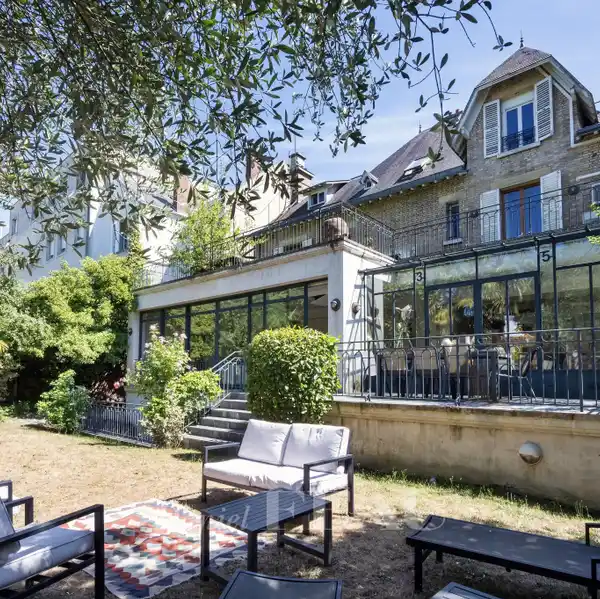 UNIQUE LIGHT-FILLED LUXURY RESIDENCE