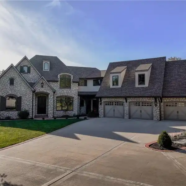 IMPRESSIVE RESIDENCE IN DESIRABLE STRAWBERRY HILL