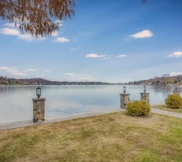 IMPECCABLE HOME ON LAKE MOHAWK